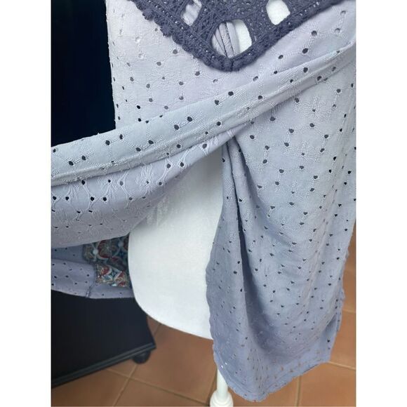 Gimmicks by BKE ladies top by Buckle, large, blue with crocheted blue trim - Picture 6 of 12